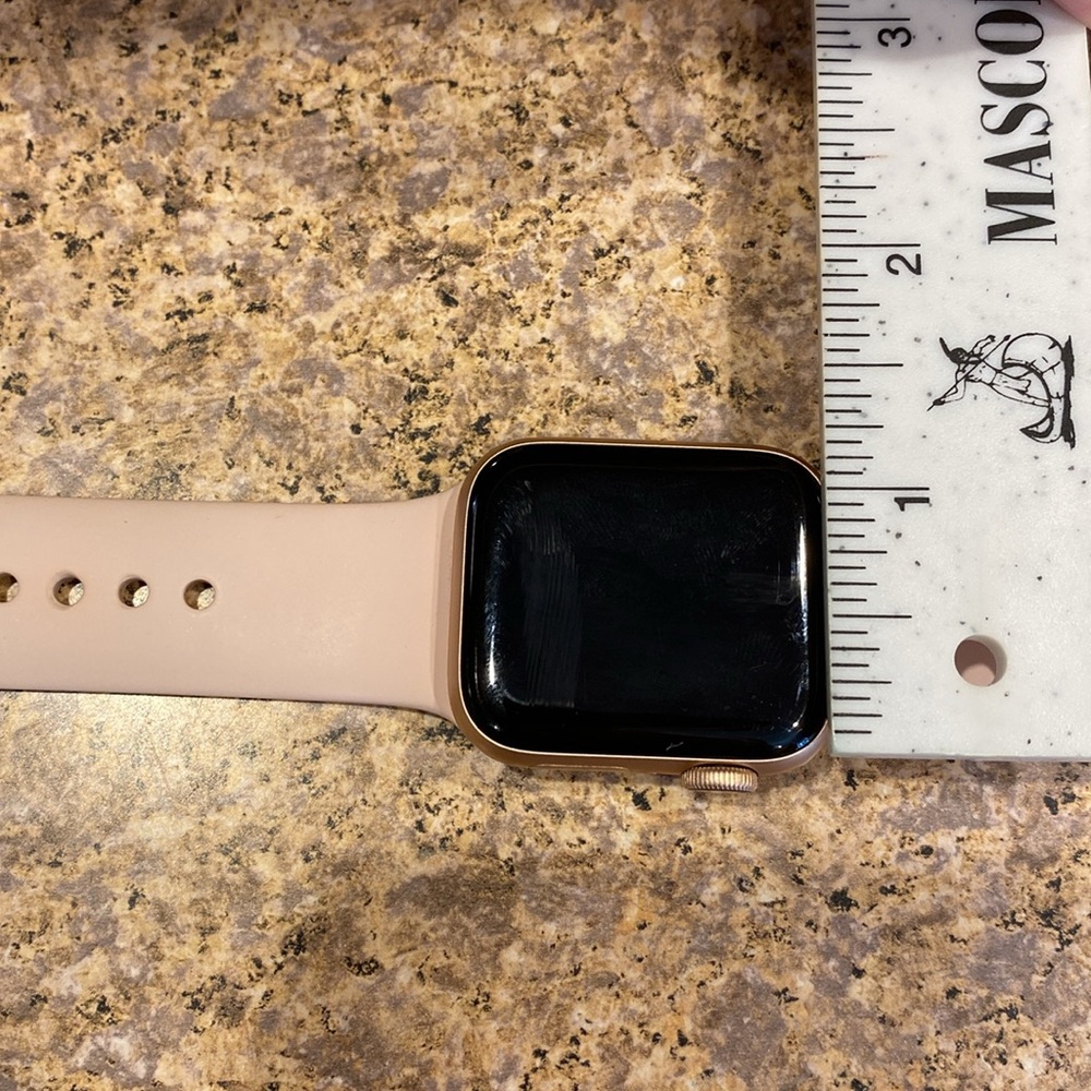 Apple Watch Series 4 GPS 40mm Model A1977 Pink S/M Band APPLE NO LONGER SUPPORTS - Picture 4 of 17